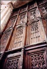 Деревянная резная дверь в Церковь Непорочного Зачатия. Антиб. Лазурный Берег